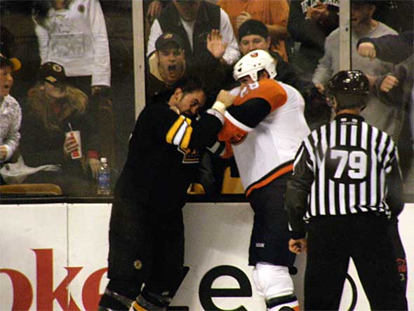 Hockeyfight. Licens: CC BY 2.0. Foto: Dan4th Nicholas.