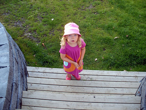 Flicka som står på en trappa. Foto: Anders Sandberg. Licens: CC-BY 2.0.