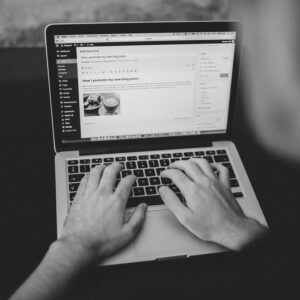 Dator med WordPress, som ska symbolisera innehållsarbete